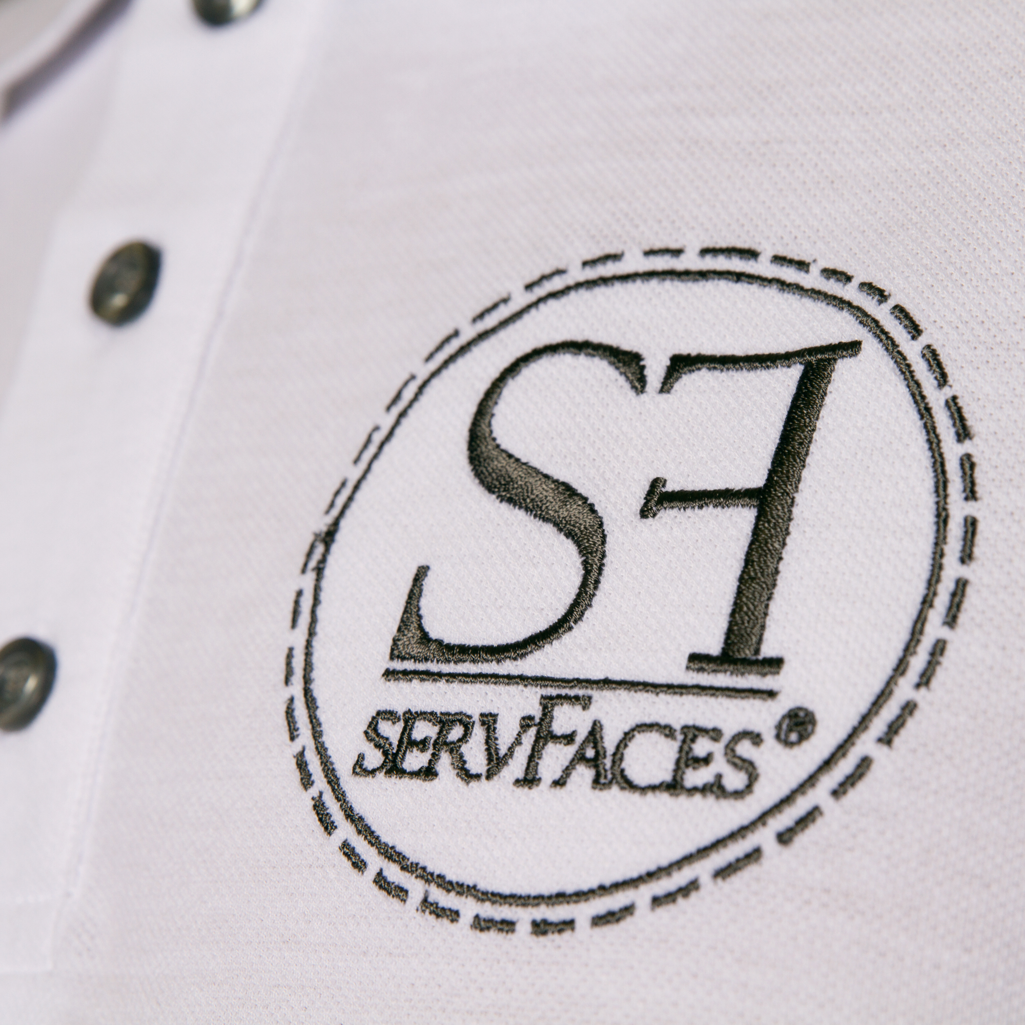 servFaces Polo Shirt - so kann jeder sehen, dass Sie auf servFaces als Pionier der Oberflächenveredelung vertrauen