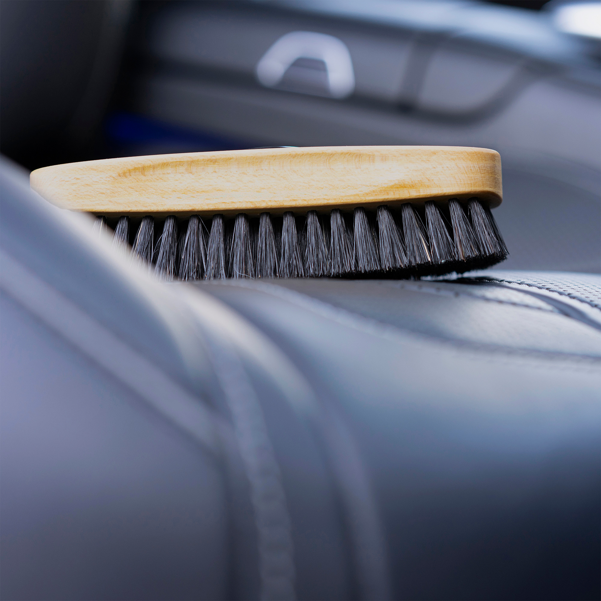 servFaces Leder- und Innenraumbürste - damit alle Ihre zu bearbeitenden Fahrzeugoberflächen professionell gereinigt, poliert und versiegelt werden können