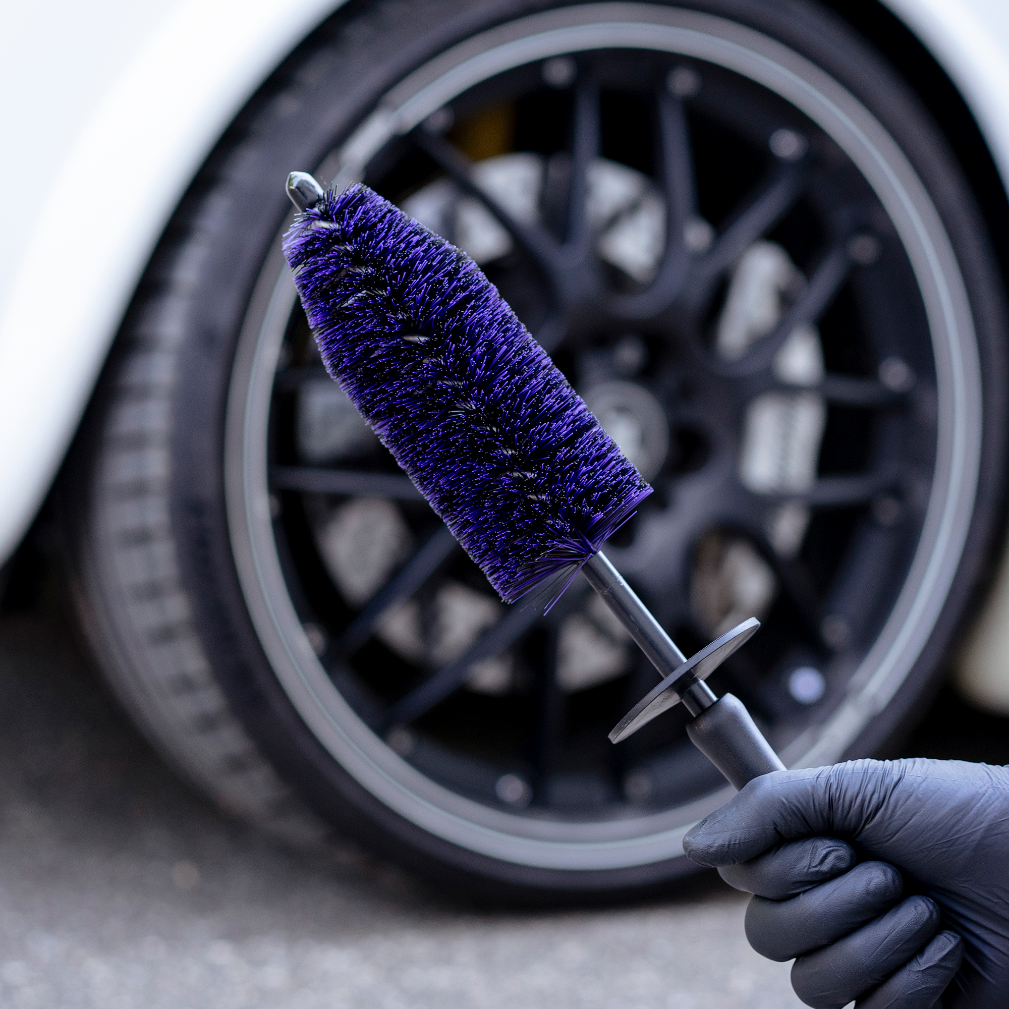 servFaces - Wheel Brush - Felgenreinigungsbürste servFaces Wheel Brush - für die schonende Reinigung von hartnäckigen und gewöhnlichen Verschmutzungen auf Oberflächen