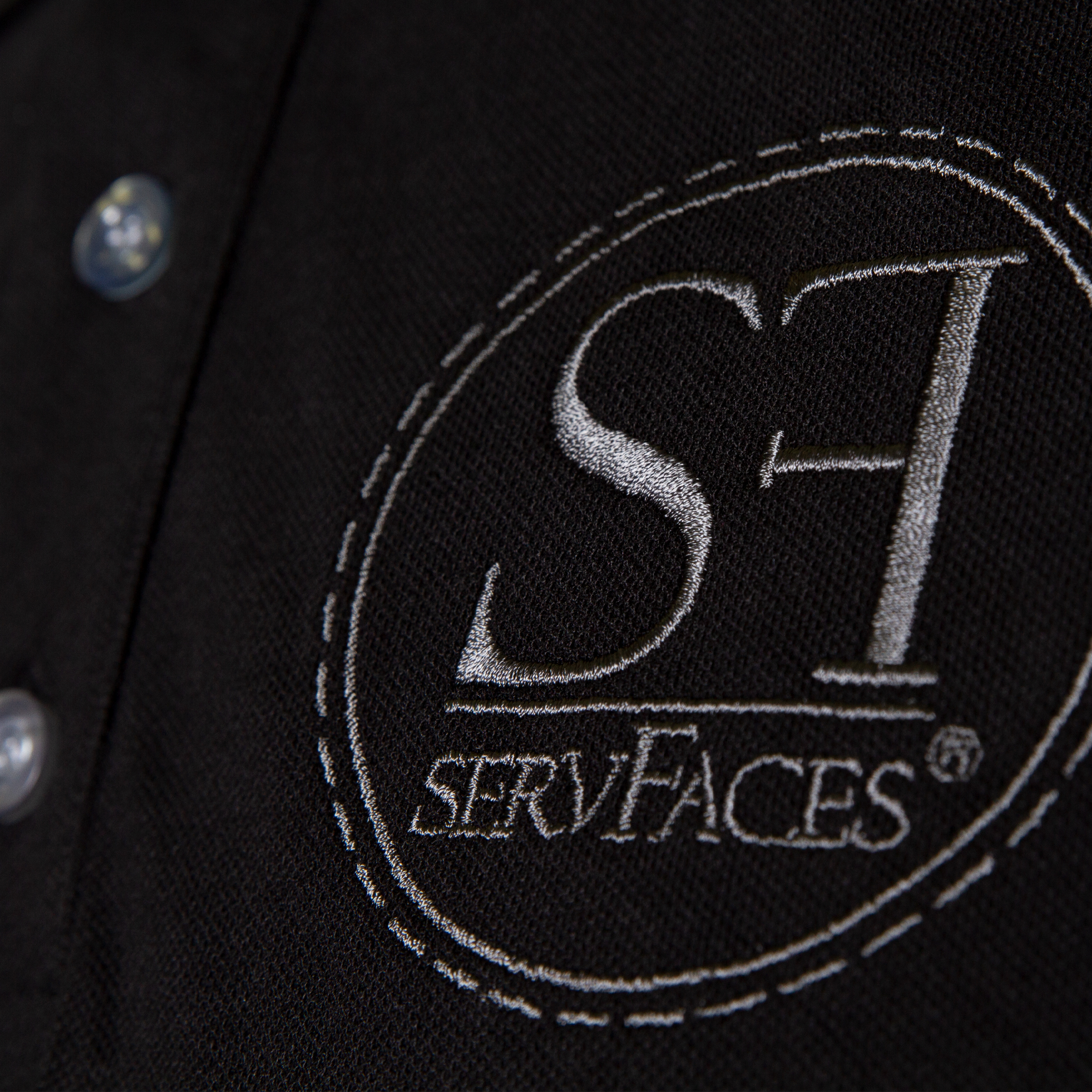 servFaces - Polo Shirt schwarz servFaces Polo Shirt - so kann jeder sehen, dass Sie auf servFaces als Pionier der Oberflächenveredelung vertrauen