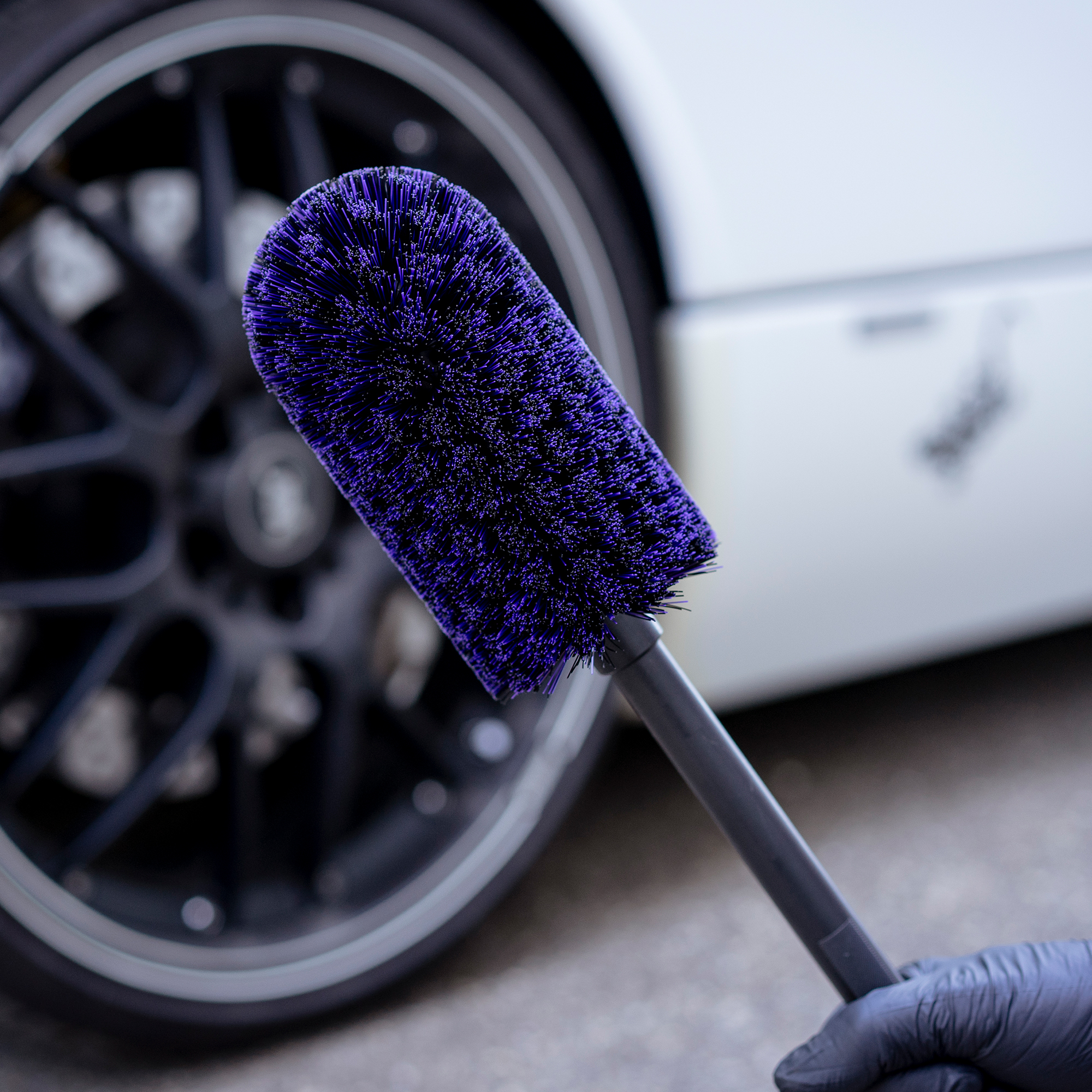 servFaces - Wheel Brush - Felgenreinigungsbürste servFaces Wheel Brush - für die schonende Reinigung von hartnäckigen und gewöhnlichen Verschmutzungen auf Oberflächen