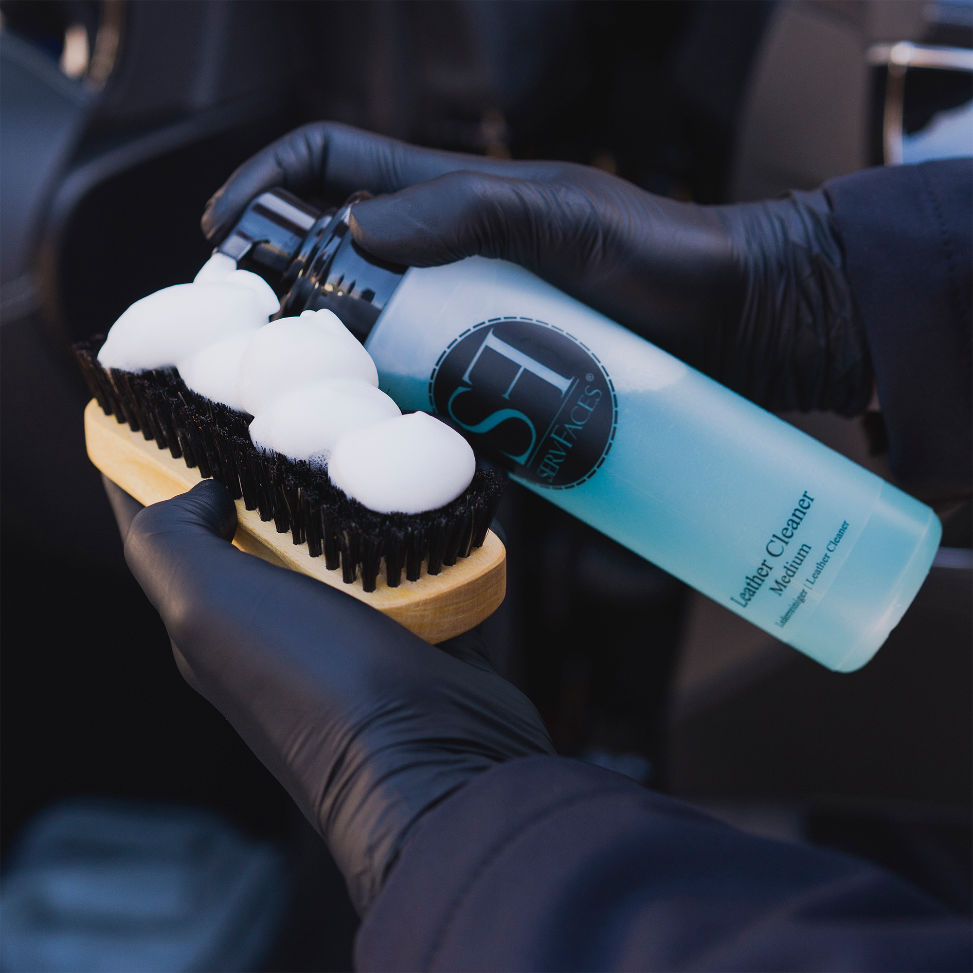servFaces Leather Cleaner Medium - für die schonende Reinigung von hartnäckigen und gewöhnlichen Verschmutzungen auf Oberflächen