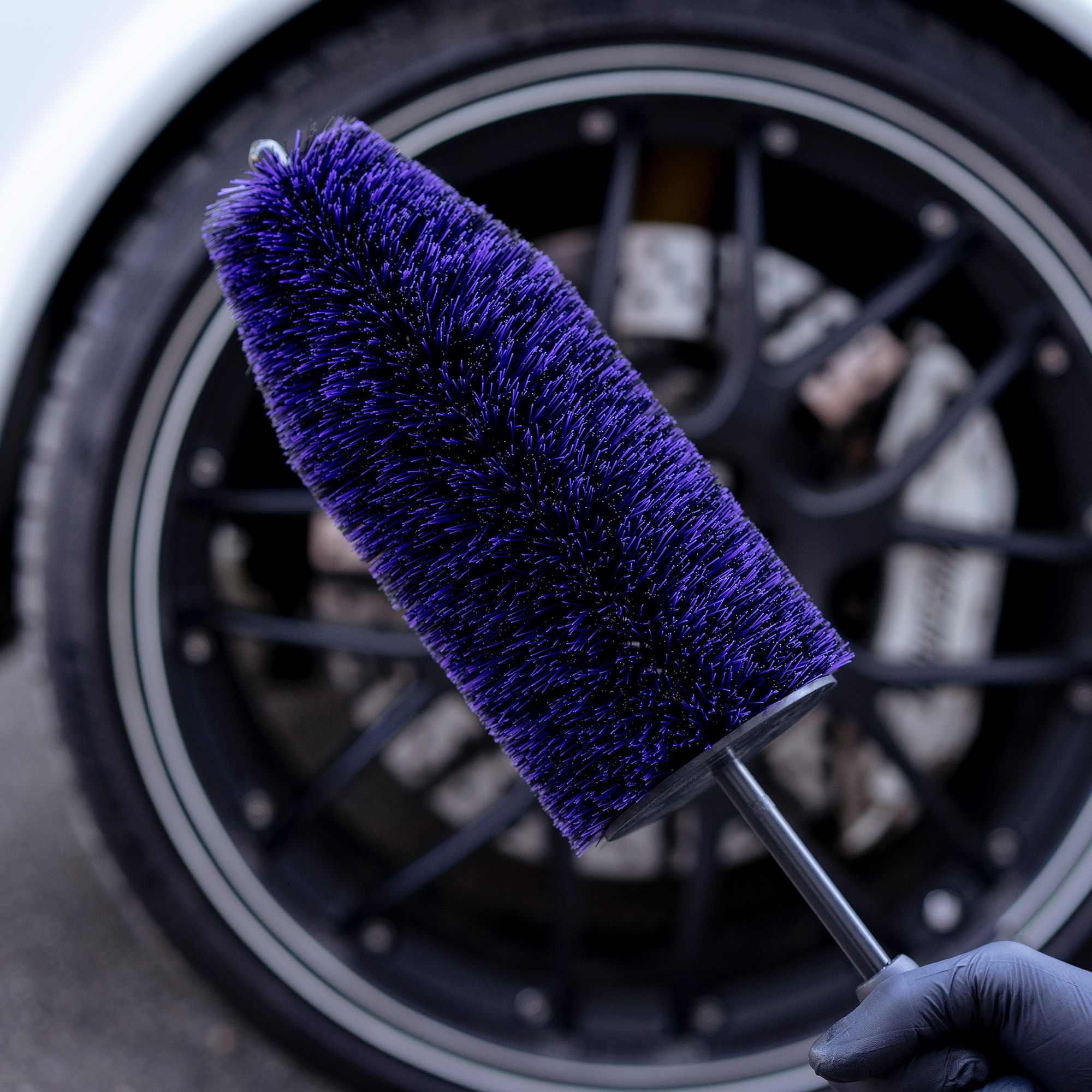 servFaces - Wheel Brush - Felgenreinigungsbürste servFaces Wheel Brush - für die schonende Reinigung von hartnäckigen und gewöhnlichen Verschmutzungen auf Oberflächen
